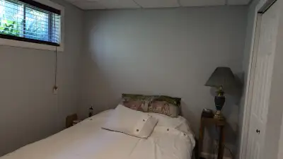 J'ai une chambre à louer au mois dans la quiétude de ma maison. Espace privé et fermé à clef dans le...