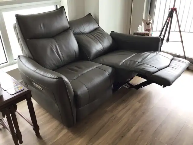 Causeuse inclinable électrique en cuir / promotion prix modifié in Chairs & Recliners in Laval / North Shore - Image 3