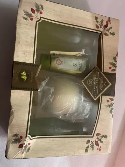 Brand new never used just the top of the gift box is a little BrokeFruits & Passion Cucina Deluxe Gi...