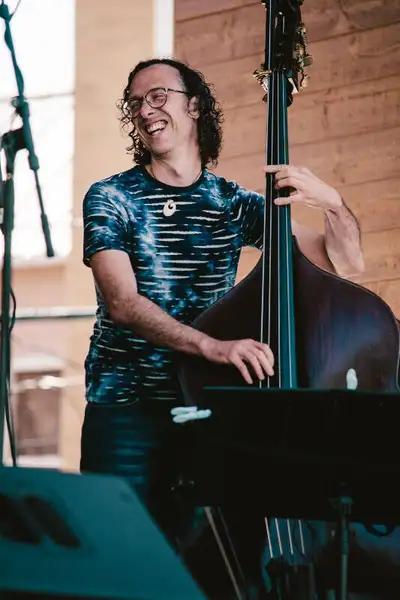 Quel instrument incroyable la contrebasse! Tu as envie de dompter la bête? Avec Renaud Labelle tu va...