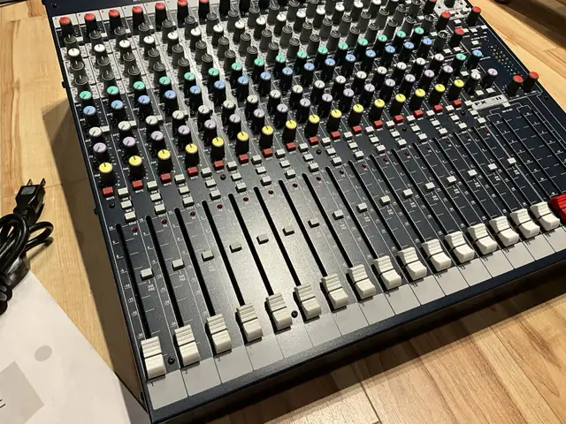 Soundcraft FX16ii Mixer in Pro Audio & Recording Equipment in City of Montréal - Image 2