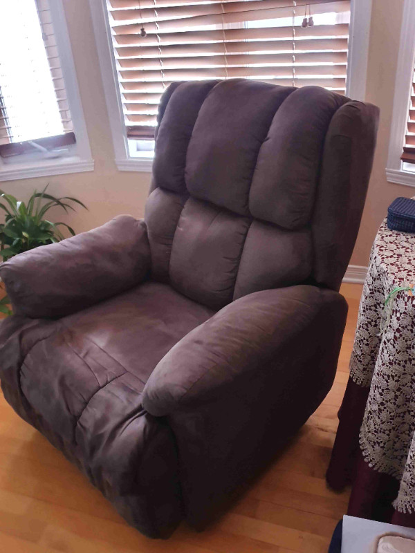 Price Reduced !!!  Chamois Recliner dans Chaises, Fauteuils inclinables  à Laval/Rive Nord - Image 3