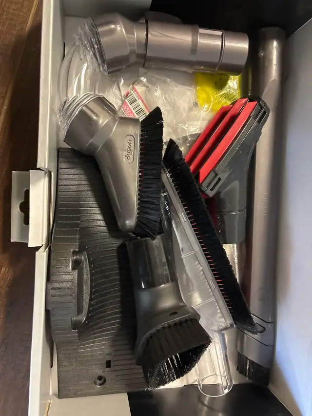 Dyson Spring Kit in Vacuums in Winnipeg - Image 4