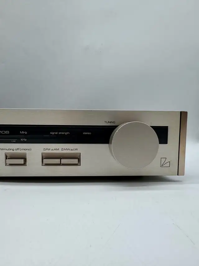 Luxman T-210L AM/FM Stereo Tuner Vintage Silver Tested Working  in Stereo Systems & Home Theatre in City of Toronto - Image 5