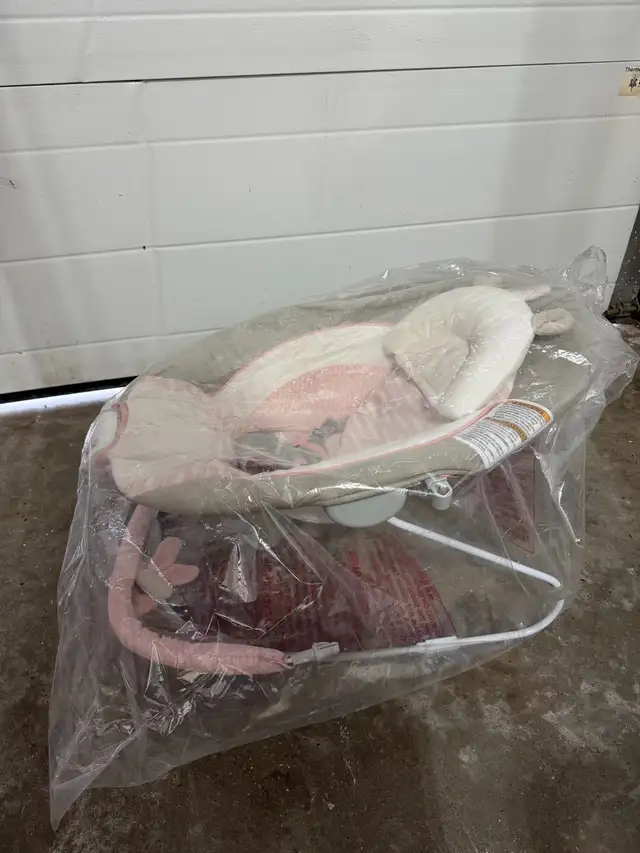 Ingenuity Baby Bouncer / Rocker - Excellent Conditions  in Playpens, Swings & Saucers in Hamilton - Image 4