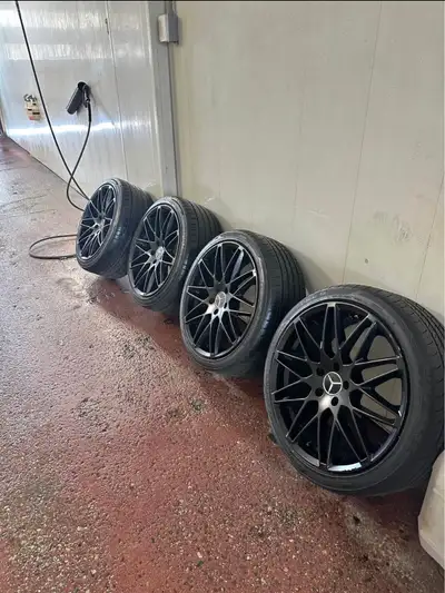 4 jantes AMG Mercedes 19" staggered + pneus été - Très bon état - Avant : 8,5×19 - 225/40 R19 - Arri...