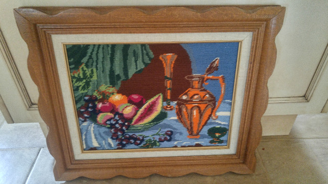 Cadre colonial avec pièce de fruits aux points de croix dans Art et objets de collection  à Shawinigan
