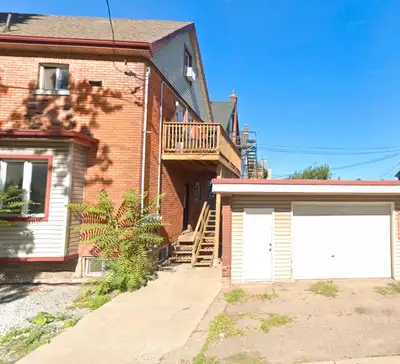 Perfect for Storage, Workshop, or Car Projects Looking for extra space? This large-sized garage is i...