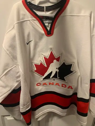 Get ready to show your Canadian pride with this Authentic Vintage Nike Team Canada hockey jersey 200...