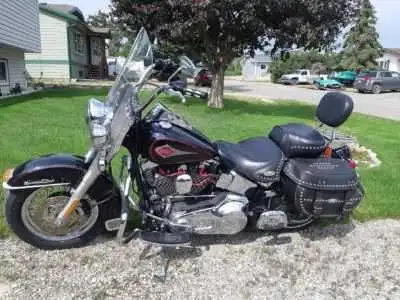 Get ready to ride with this reliable, well-loved 2000 Harley Davidson Softail Classic featuring icon...