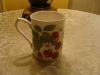 Tasse à café en porcelaine, signé Roy Kirkham. England