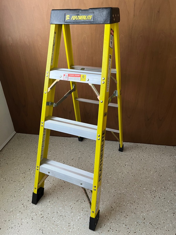 Featherlite Fiberglass Step Ladder 4 Ft Type 1A (LikeNew) Ladders