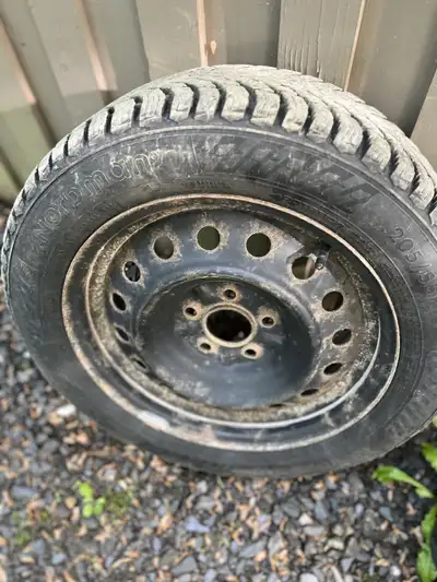 Pneus avec roue en acier 205-55-R16 Nokian 1 mois d’usure etat neuf Un des melleur pneu sur le march...