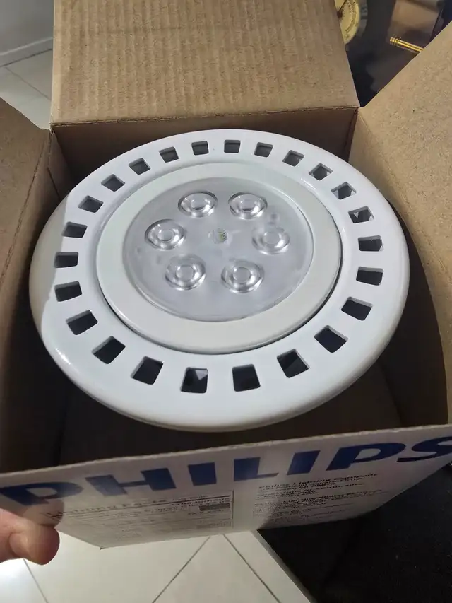 Philips - Par38 led outdoor flood light bulb box of 6 in Outdoor Lighting in City of Toronto - Image 3