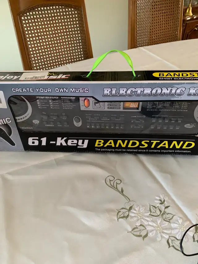 Kids Electronic Keyboard - 61 Key Bandstand in Pianos & Keyboards in City of Toronto - Image 5