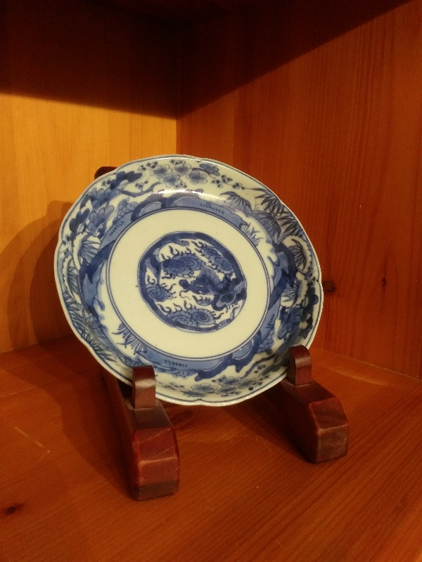 Assiettes de Porcelaine Imari Japon, Bouteille Sake, socle bois dans Art et objets de collection  à Longueuil/Rive Sud - Image 3