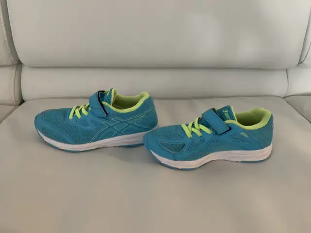ASICS Junior Shoe in Other in Winnipeg - Image 5