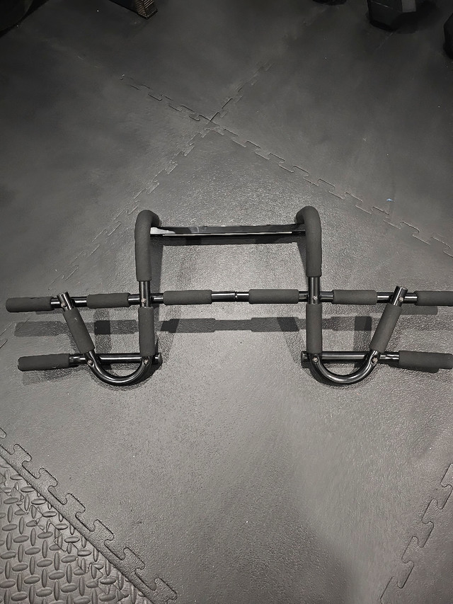 Chin up bar/ pull up bar in Exercise Equipment in Markham / York Region