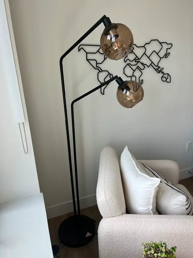 Floor lamp in Indoor Lighting & Fans in Kitchener / Waterloo - Image 3