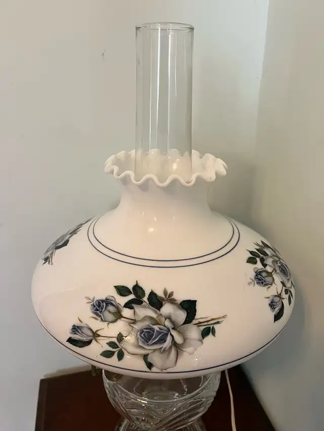 ALADDIN - VINTAGE ELECTRIC CLEAR WASHINGTON DRAPE LAMP & FLORAL in Indoor Lighting & Fans in Belleville - Image 5