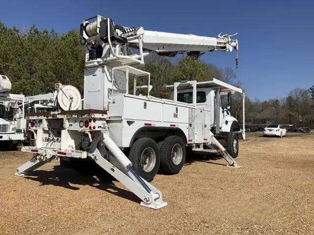 2013 International Altec D3060-BT Digger Derrick in Other in Moose Jaw - Image 4