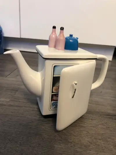 Fridge Ceramic Teapot $35 No chips or cracks Located in Falconridge NE