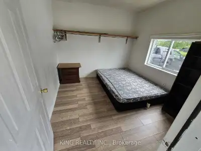 Room available on the main floor of a townhouse in Lindsay. Steps to Fleming College Frost campus. L...