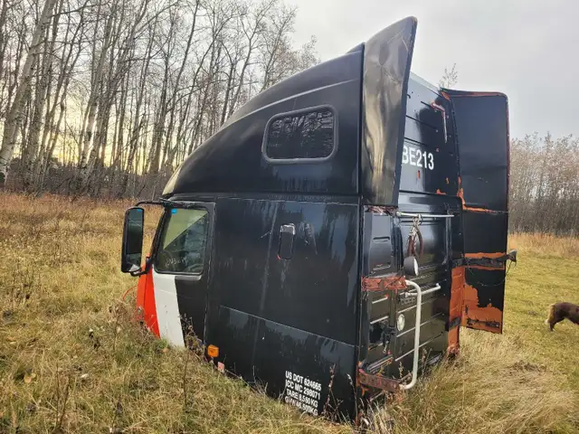 Parts cab for 2007 freightliner in Auto Body Parts in Edmonton - Image 4