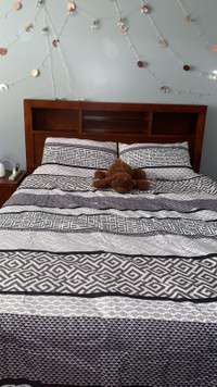 QUEEN SIZE BED FOR SALE WITH MATTRESS AND SIDE TABLE