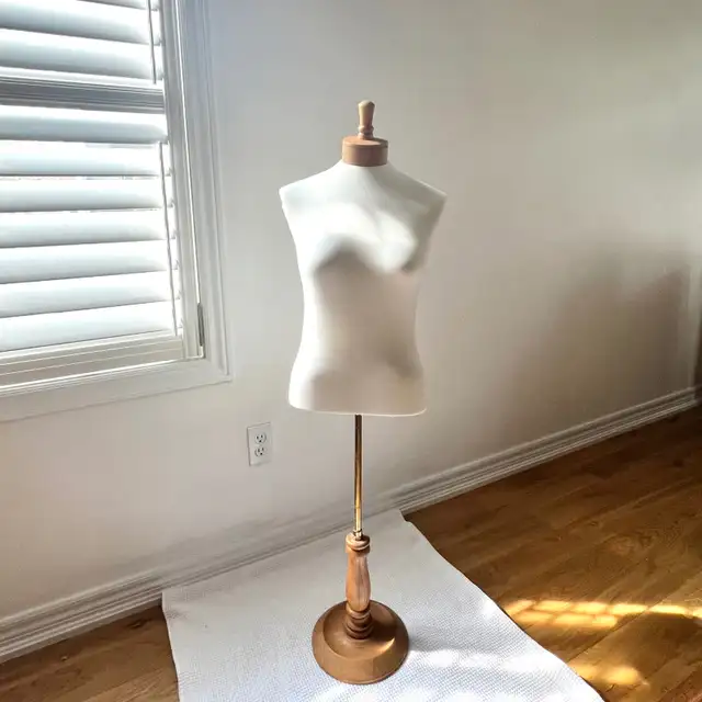 Wood floor Desk Table Vintage Bust Sewing Mannequin in Home Décor & Accents in Markham / York Region - Image 3