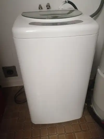 Compact washing machine/Laveuse compacte