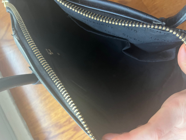 Black Medium Leather Bag dans Femmes - Sacs et portefeuilles  à Ville de Toronto - Image 4