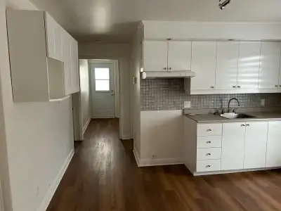 Belle appartement 4 1/2 à louer très propre 2 ième étage bien situé proche de beaucoup d'accommodeme...
