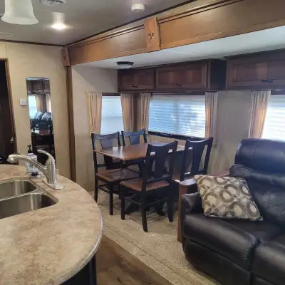 Magnifique roulotte Open Range light 2014, PARFAITE pour couple sur la route ou pour chalet. 27 pied...