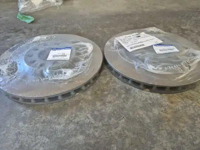 Freins et Disques aux 4 roues (OEM) D'origine neuf (Dodge Dart 2013 à 2016) Prix à discuter J'ai aus...