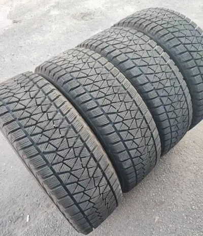 4pneus hiver neuf 225-65-17 Bridgestone blizzak (dot 1224) a l'état neuf roulé -500km payer 1100$ en...