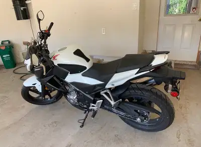 2015 Honda CB300F – Under 2,000 km – Excellent Condition Selling my mom’s Honda CB300F. It has under...
