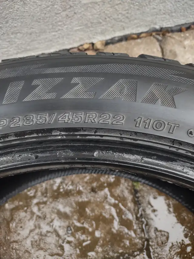 4 pneus hiver Bridgestone Blizzak 285-45R22 très bon état in Tires & Rims in Laval / North Shore - Image 8