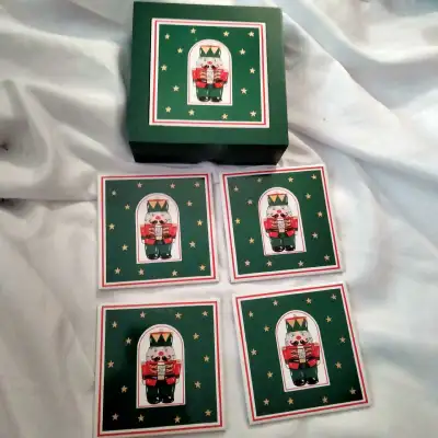 In green hinged wooden box Tile Coaster No damage / never used Set of 4