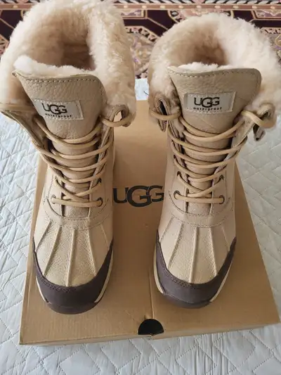 Excellent condition. Rarely worn. Color beige sand. Boots are leather, dry tech waterproof with wool...