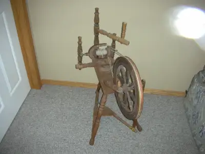 Vintage Wool Spinning Wheel Circa 1900's good condition the wheel turns, mostly for decoration/conve...
