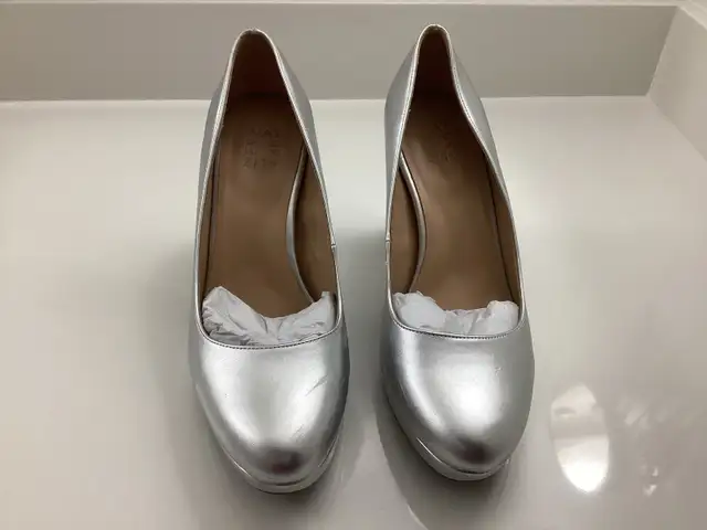 ladies size 10 silver platform heels Naturalizer in Women's - Shoes in Mississauga / Peel Region - Image 2