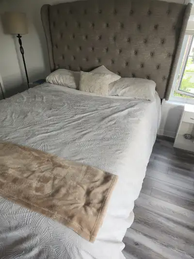Lit de chez Bricks et matelas tempur pedic taille queen,peuvent être vendus séparément. Matelas Temp...