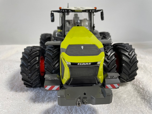 1/32 CLAAS XERION 12.650 High Detail 4wd Farm Toy Tractor in Toys & Games in Regina - Image 2