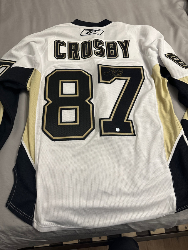 Crosby Signed Jersey in Arts & Collectibles in Mississauga / Peel Region - Image 2