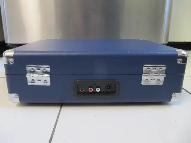 Classic Crosley Blue Stereo Suitcase Turntable Ex Condition!! in Arts & Collectibles in Mississauga / Peel Region - Image 7