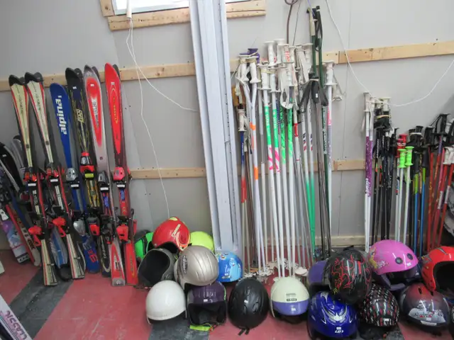 LOT de Ski Alpin, Snowblade, Bâton et Casque. in Ski in Laval / North Shore - Image 3