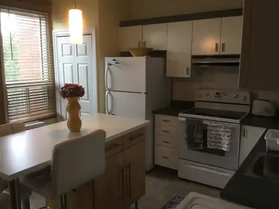 Logement lumineux meublé et équipé avec 2 chambres fermées