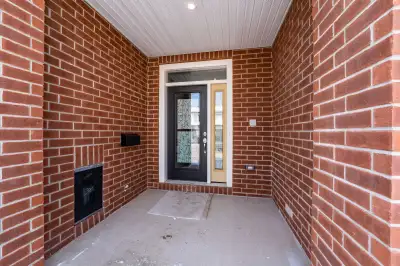 For Rent: 130 Angelonia Cres - 3 BR Townhome (Findlay Creek)