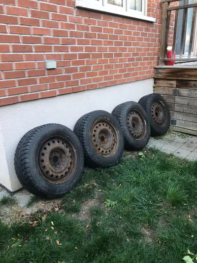 Yokohama Ice Guard Winter tires Size is 245-60 R18 Steel rims are included. They are rusty but work...